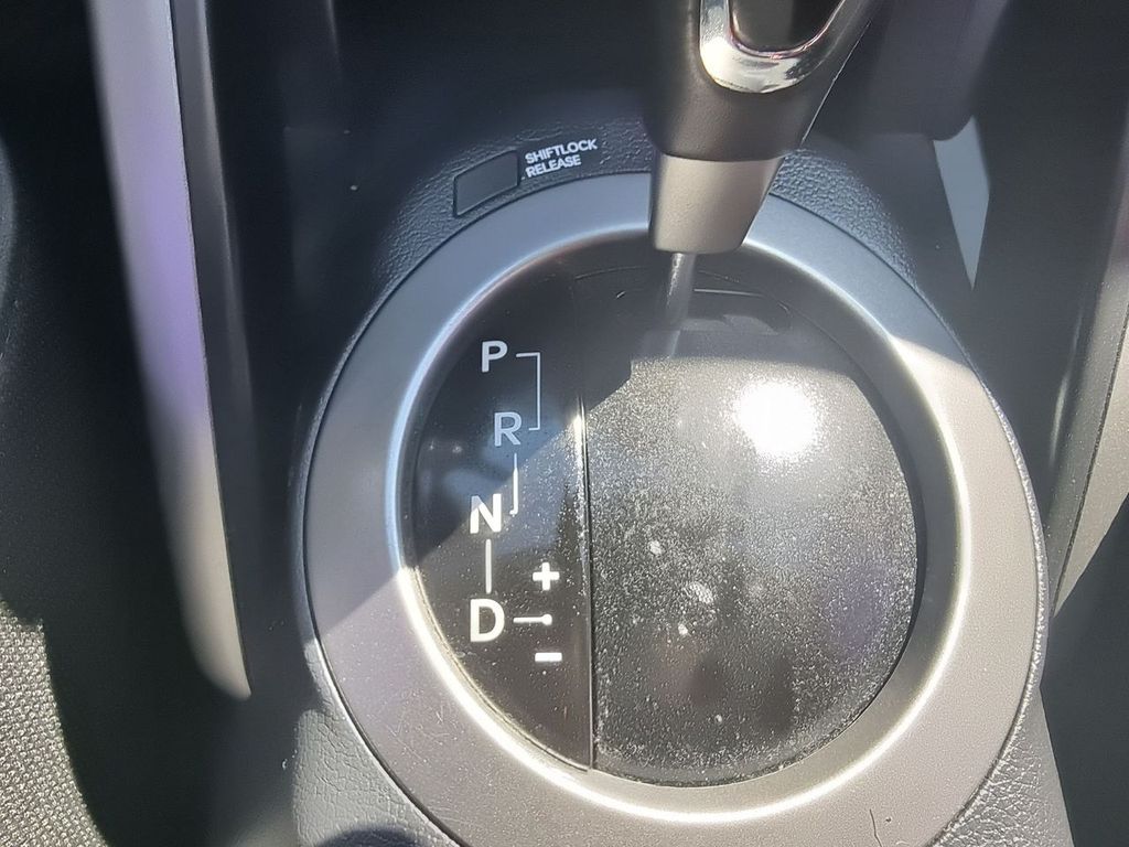 2012 Hyundai Veloster 1.6L Unique – Image 23