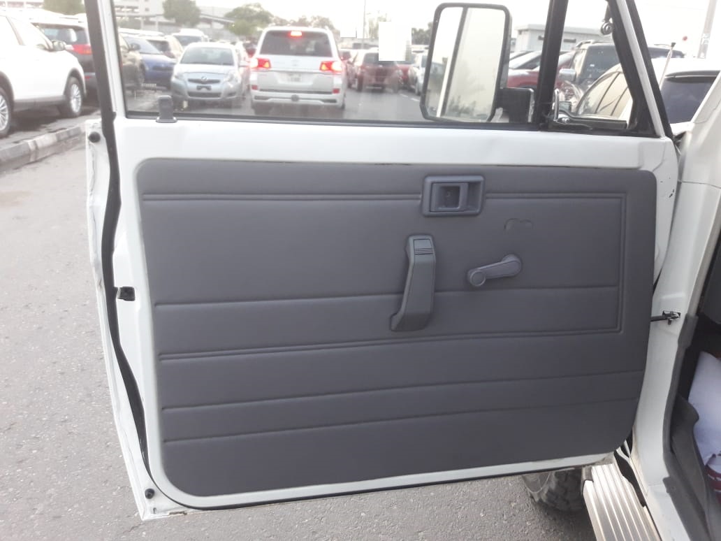 2012 Toyota Land Cruiser Pickup 4.5L V8 – Image 9