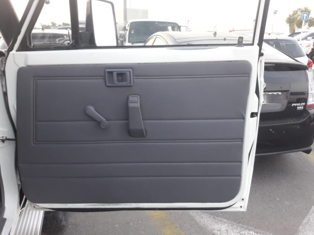 2012 Toyota Land Cruiser Pickup 4.5L V8 – Image 10