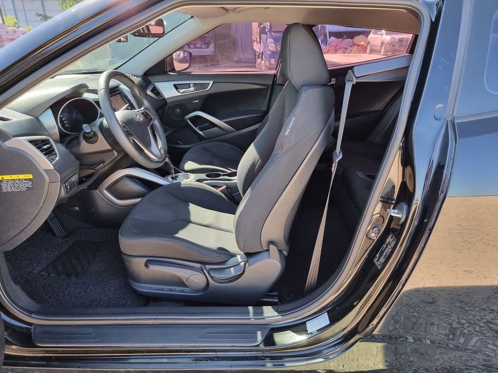 2012 Hyundai Veloster 1.6L Unique – Image 11