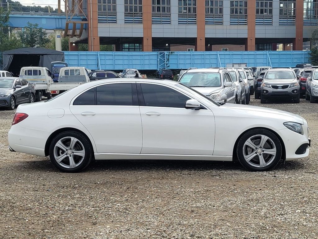 2017 Mercedes-Benz E220d – Image 9