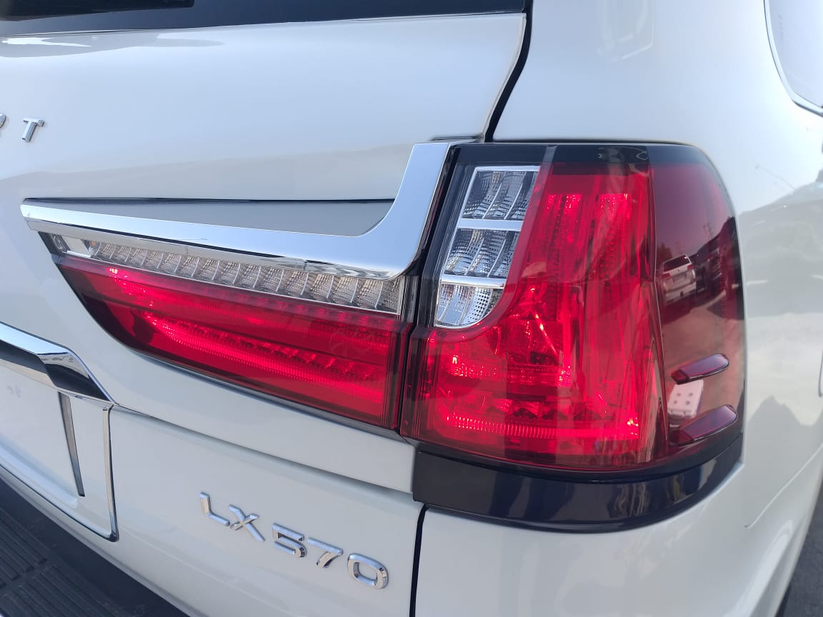 2012 Lexus LX570 5.7L V8 – Image 13